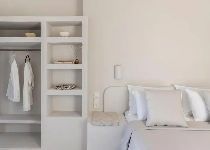 Om Living Milos Pollónia