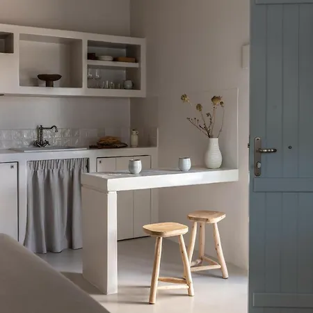 Om Living Milos Pollónia