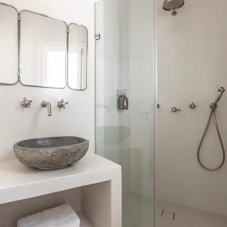 Om Living Milos Apartman *