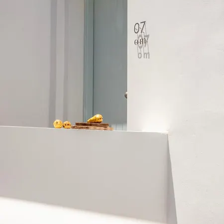 Om Living Milos Pollónia