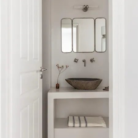 Om Living Milos Pollónia